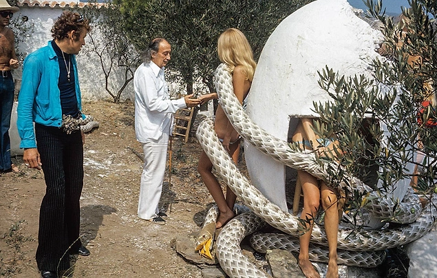 Playboy dergisi Salvador Dali, uzun süredir oynayan Playboy fotoğrafçısı Pompeo Posar, bir Playboy Bunnies çemberi ve İspanya'nın bir sahil kasabası olan Cadaqués'e dönen dev bir yumurtayla yaptığı fotoğraf çekimi nedeniyle Dali, Port Lligat'ta yaşıyordu. Kasabanın yanındaki koy.