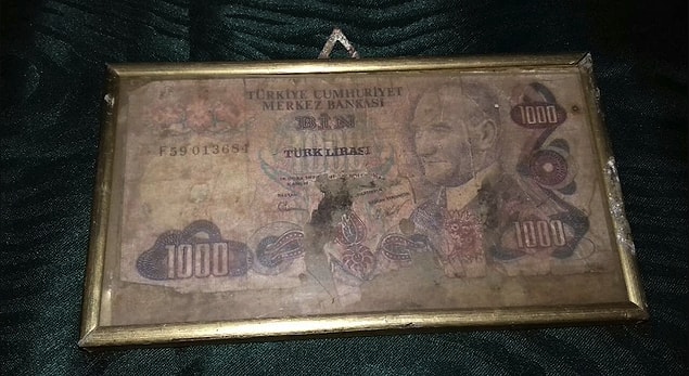 3. Belediye ruhsatının altına büyük bir gururla asılmış çerçeveli siftah parası