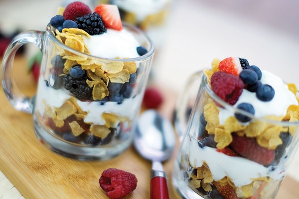 7. Ягодный йогурт с кукурузными хлопьями