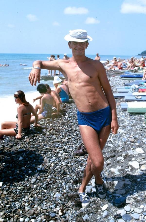 12. Молодой мужчина дурачится перед фотографом LIFE