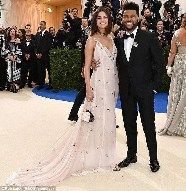 Şıklıkları ve tatlı tavırları herkesin ilgisini çekti. New York'ta yapılan galada muazzam bir elbise giydi Selena Gomez, Weeknd ise her zamanki karizmasını bir smokinle süsledi.
