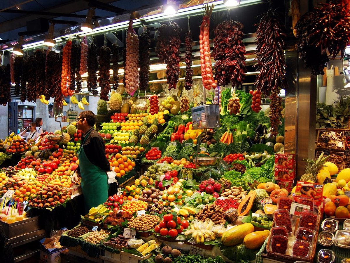 Современный рынок в городе. Рынок Бокерия в Барселоне. Barcelona la Boqueria Market. Продовольственный рынок. Европейский рынок.