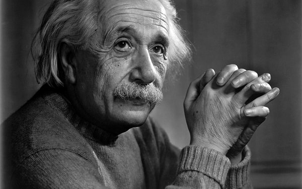 Einstein, dönemin mektuplarına göre oldukça kısa mektuplar kaleme alıyordu. Hatta çağımızda yaşasa iyi bir Twitter kullanıcısı olacağı kesin gibiydi!