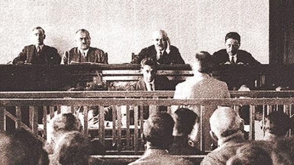 1922 - İstiklal Mahkemeleri kanunu TBMM'de kabul edildi.