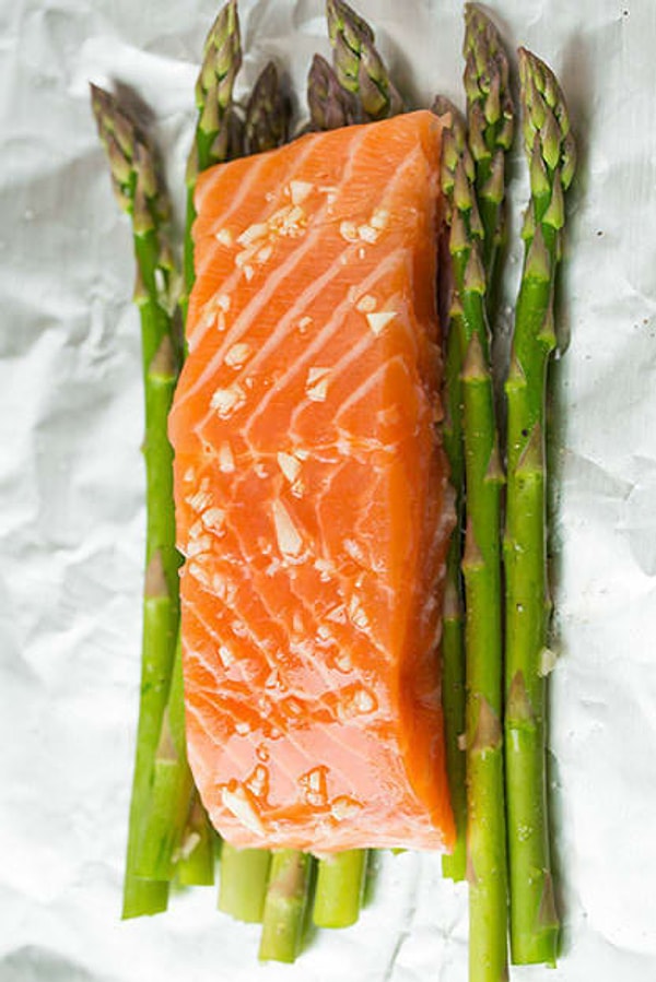1. Запеченный лосось со спаржей