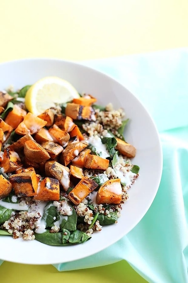 10. Салат из сладкого картофеля, шпината и киноа