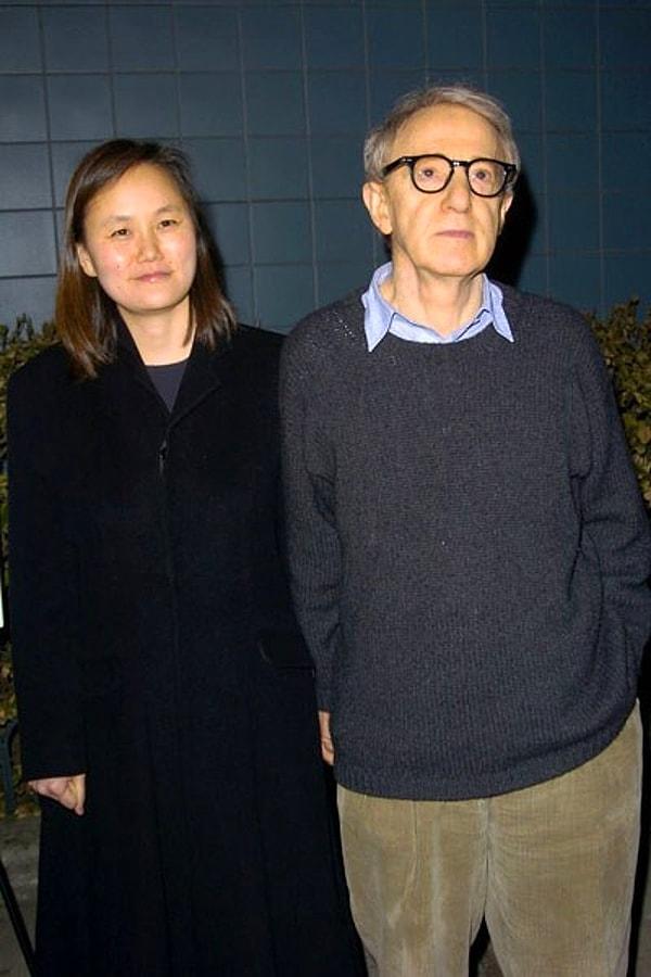 8. Woody Allen'ın uzun süredir birlikte olduğu, hatta bir de erkek çocuk sahibi olduğu sevgilisi Mia Farrow'un üvey kızıyla aşk yaşadığı ortaya çıkınca herkes şok olmuştu!