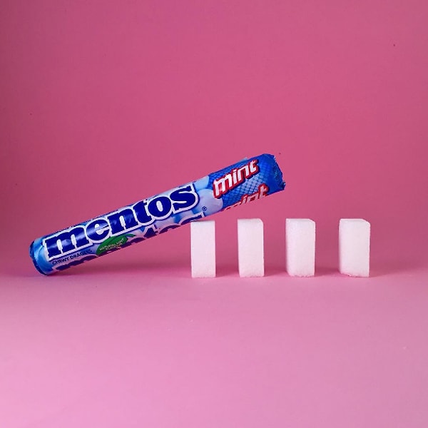 3. Упаковка драже "Mentos": 22,7 г сахара