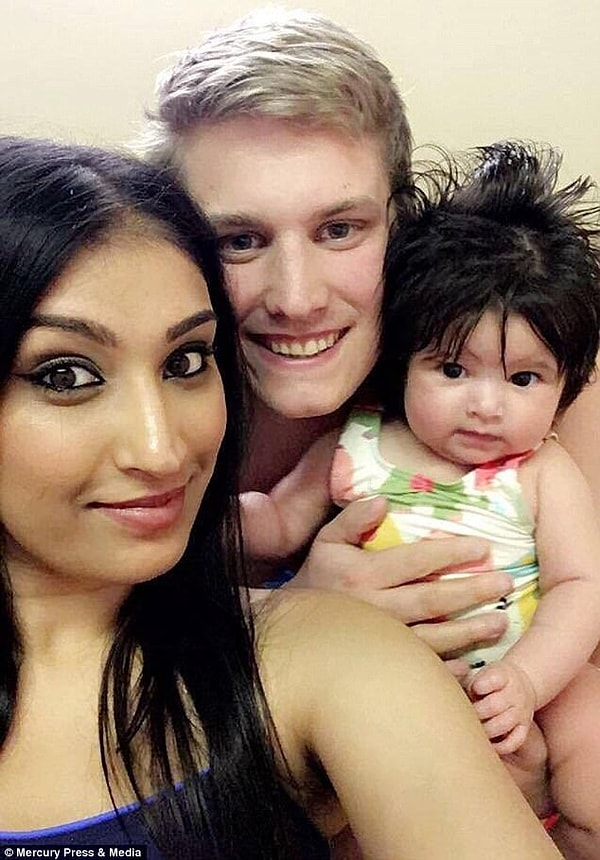 1. Гордые родители Наташа и Эшли без ума от шевелюры дочери