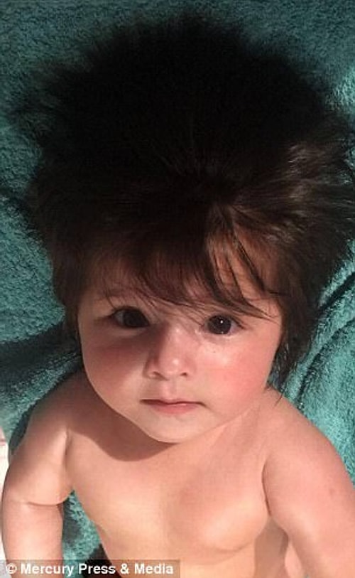 Холли сразу после рождения начала привлекать внимание своей длинной темной копной волос