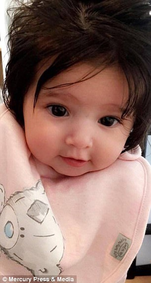 Центр внимания: незнакомцы останавливают Холли на улице, чтобы полюбоваться ее чудными волосами