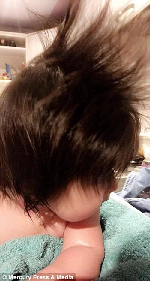 Центр внимания: незнакомцы останавливают Холли на улице, чтобы полюбоваться ее чудными волосами