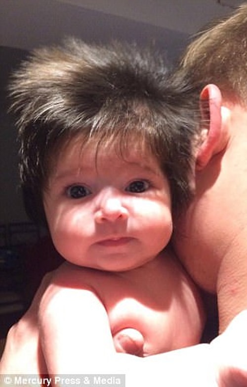 Девочка однозначно станет героиней всех реклам шампуней, когда подрастет!