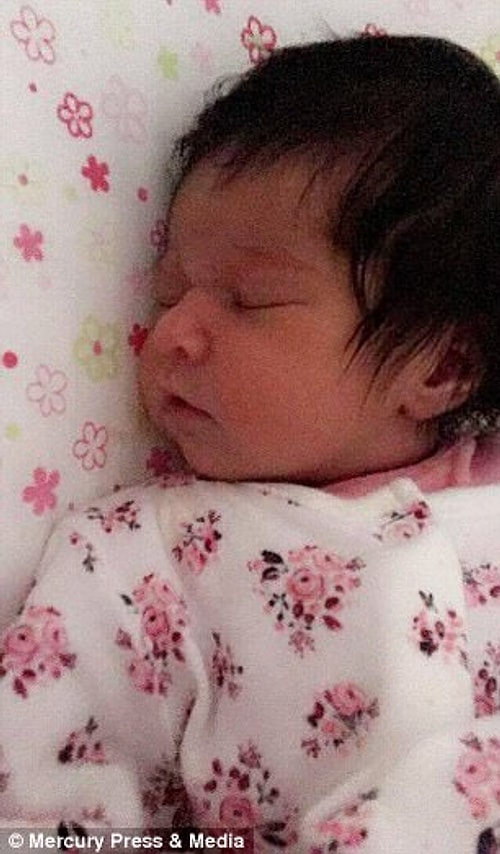 Наташа думает, что Холли скоро понадобится стрижка, но Эшли против