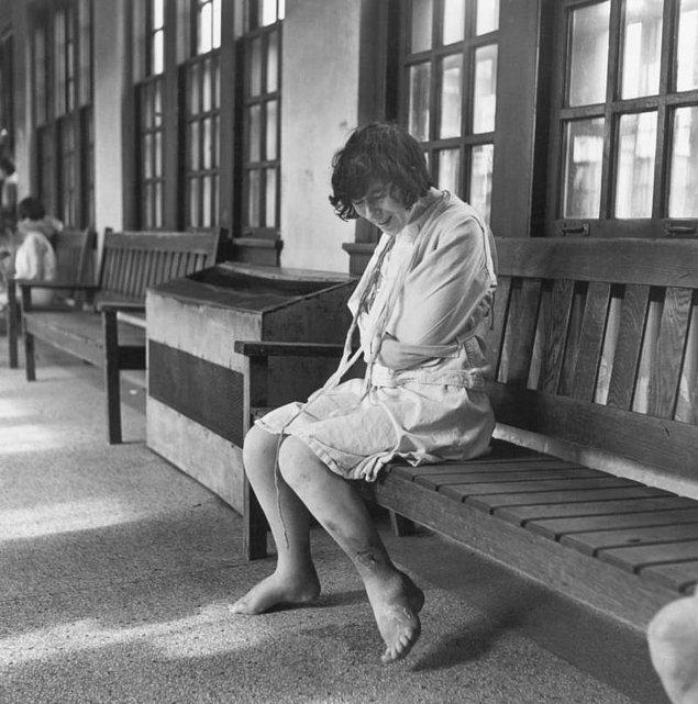 1. Cleveland Akıl Hastanesi'nde bulunan bir bankta tek başına oturan kadın, yıl 1946.