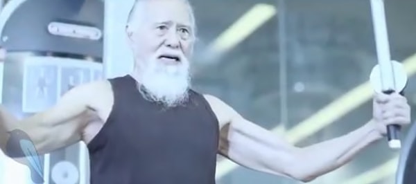 6. Он начал ходить в спортзал в 50, но по-настоящему занялся собой в 70.