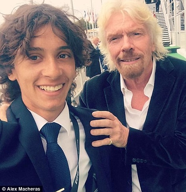Alex okumayı sökmesinden bu yana havacılıkla ilgili tüm yayınları takip etmiş ve özellikle İngiliz iş adamı Richard Branson'ı kendine örnek almış.
