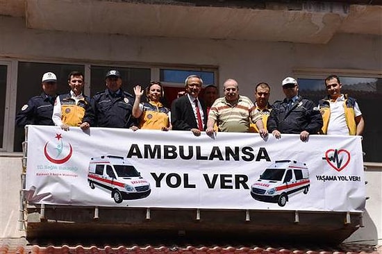 Meşhur 'Bayrak Asan Amca' Yeniden Balkonda: 'Yaşama Yol Ver'