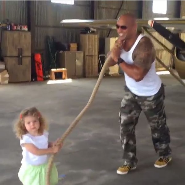 5. Он помог маленькой девочке запустить самолет