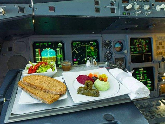 12. Pilotlar ve yardımcı pilotlar, olası bir yemek zehirlenmesinden aynı anda etkilenmemek için farklı yemekleri yerler.
