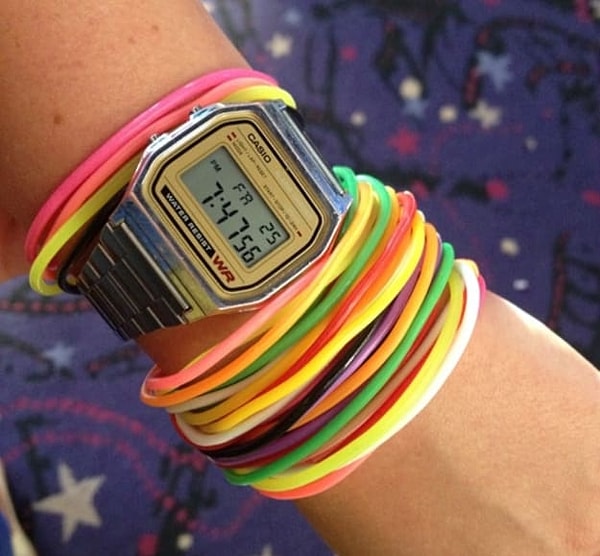 14. Без тонких и разноцветных браслетов в 90-х было никуда. Но стали бы вы носить их сегодня?