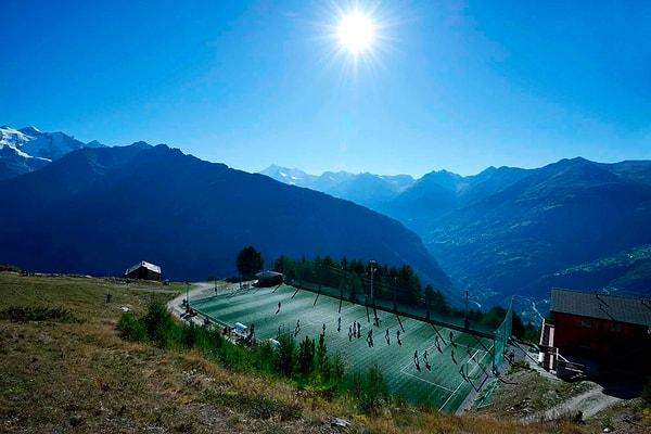 1. Deniz seviyesinden 2000 metre yükseklikte olan Ottmar Hitzfeld Stadyumu - İsviçre