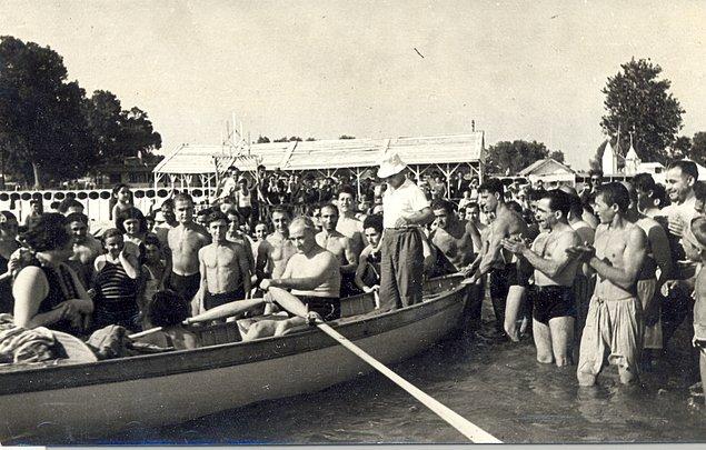 6. Atatürk Florya'dan kayıkla denize açılırken.