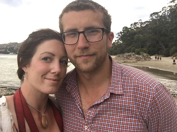 1. Встречайте Анну и Терри. Недавно Терри сделал Анне предложение. До этого они встречались два года