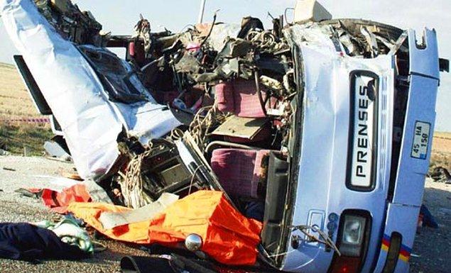 Bu kazadan 10 yıl sonra benzer bir acıyı yaşadık. İlköğretim öğrencilerini ve velileri İzmir'den Kapadokya'ya gezi için götüren otobüs, kamyonla çarpışınca 33 canımızı kaybettik.