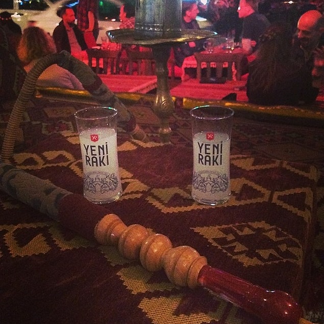 7. Nargilenin tiryakisi oldukları kadar rakı ve rakı masası da övmeyi severler!
