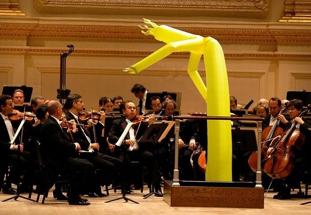 Herkesin önünde notalar var, orkestra şefine ne gerek var ki?