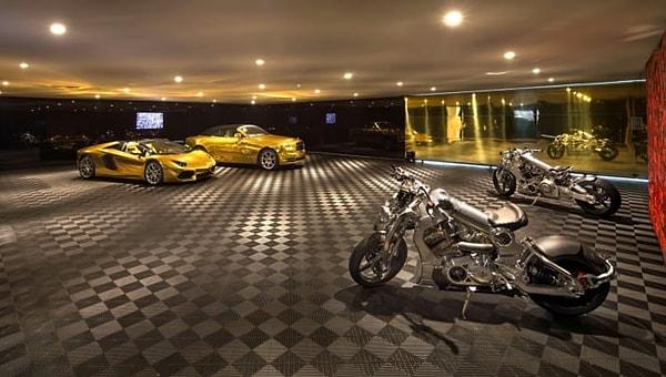 Garajda sizi bekleyen bir adet altın rengi Lamborghini Aventador Spyder ve bir de Rolls-Royce Dawn bulunuyor.