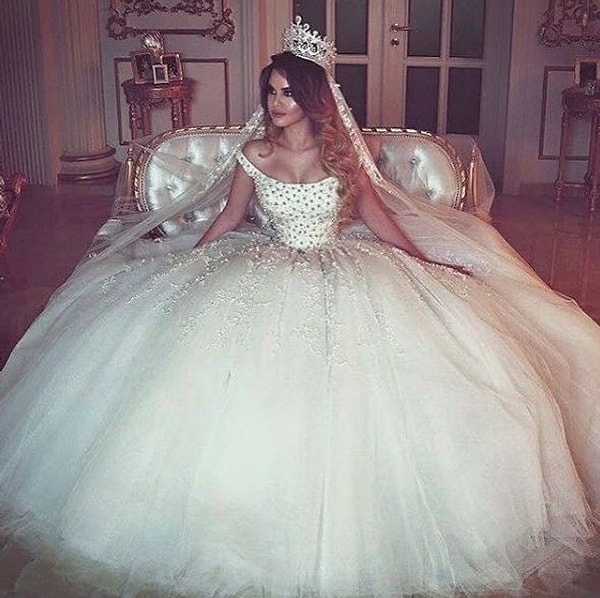 3. Платье, говорящее "Муж подарил мне дачу на озере в качестве свадебного подарка!"