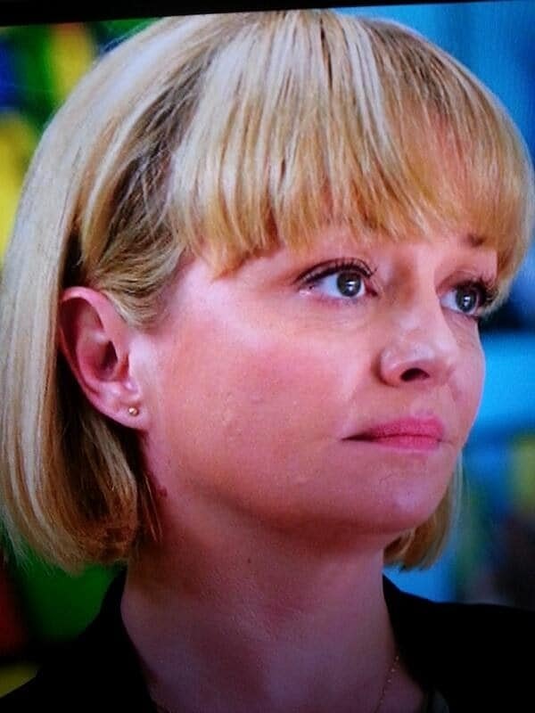 6. И игнорирование какой-либо растушевки этого самого тонального крема на область шеи