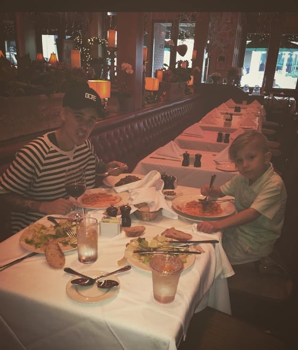 15. Сезонные овощи, нарезанные кубиками фрукты, органические бананы, бессемянный виноград, органическую индейку, итальянский сыр и черные оливки в качестве закусок