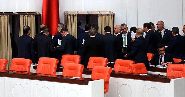 CHP ile HDP'nin protesto ettiği ve gizli yapılan ikinci tur oylamaya 348 milletvekili katıldı.