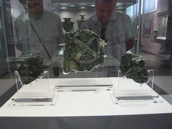 13. Девайс также мог предсказывать будущее.