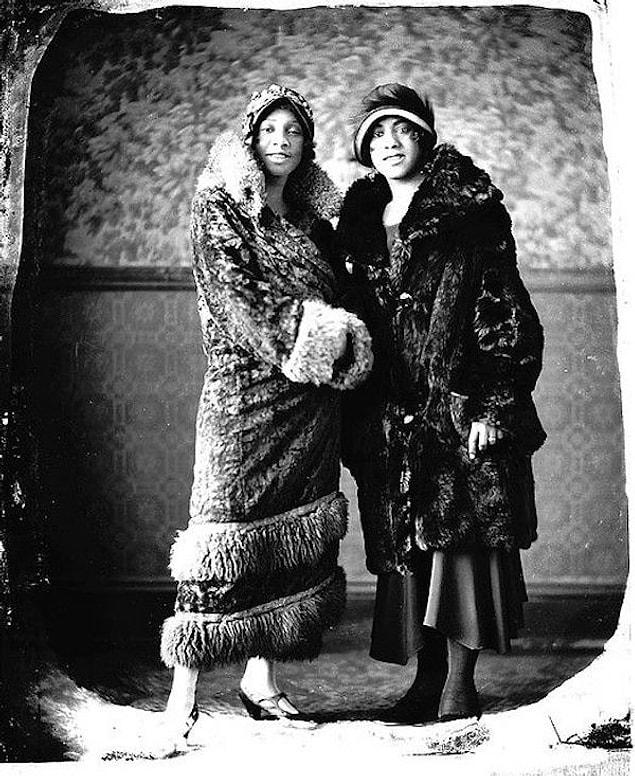 15. A couple of fashionable women, 1920s