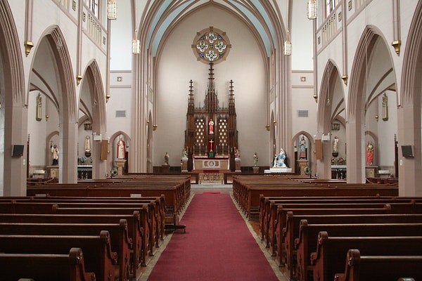 11. Женщине, которая украла ящик с пожертвованиями из церкви, было приказано выложить слова: «Я украла деньги из этой церкви» полностью из монет