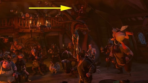 6. Пиноккио спрятан высоко в стропилах над повешенным Флинном во время исполнения песни "Живет мечта" в мультфильме "Рапунцель"