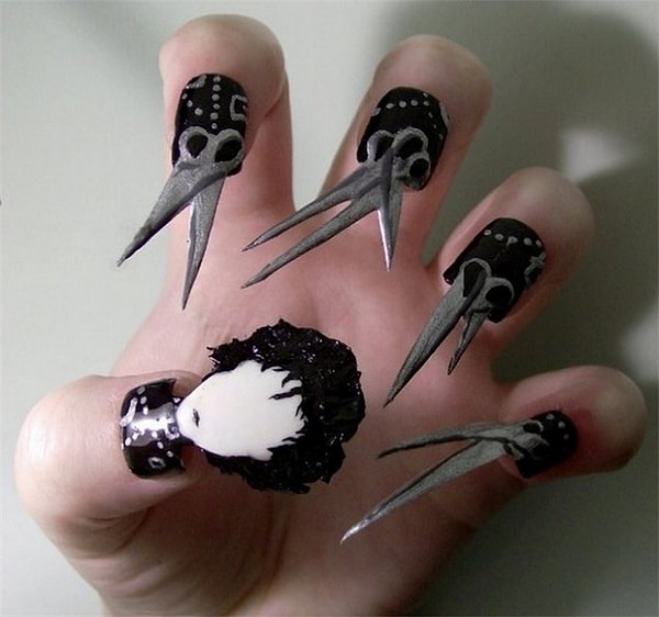 10. Поклонники фильма "Эдвард руки-ножницы" точно оценят сие произведение ногтевого сервиса.