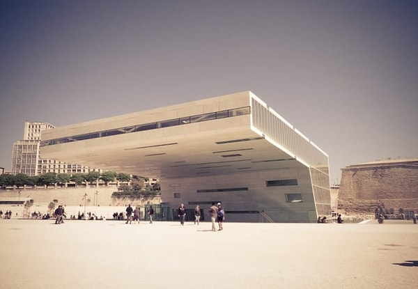 27. Здесь есть только старые обшарпанные здания