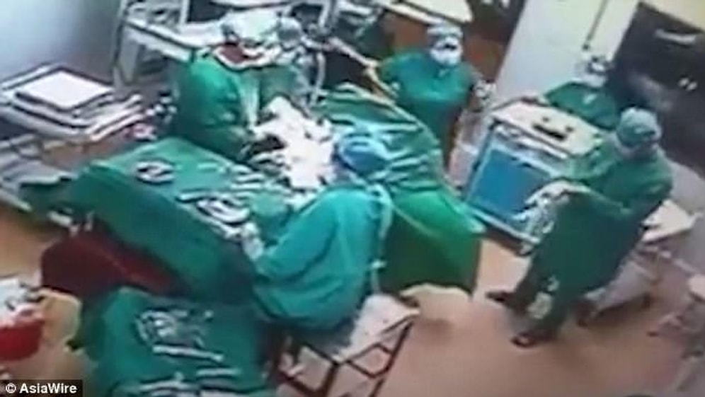 Çin'de Doktor ve Hemşire Ameliyat Sırasında Birbirine Girdi!