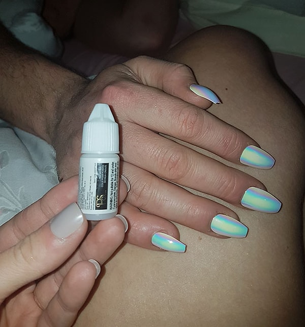 5. Она даже накрасила ногти парня трендовым голографическим лаком