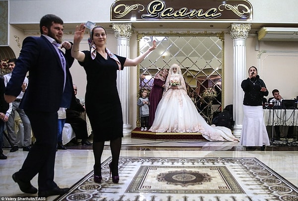 13. Невеста должна оставаться на сцене во время плясок