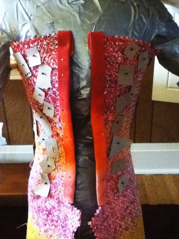 7. Когда форма платья была практически готова, девушка запечатала края и вшила молнию