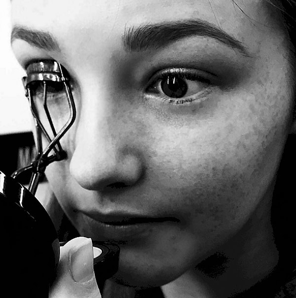 3. Пользуйтесь щипцами для подкручивания ресниц