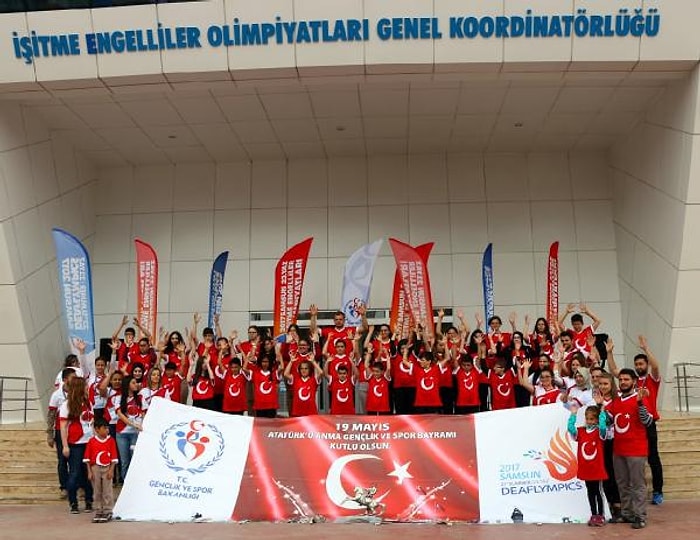 İşitme Engelli Gençler ve Milli Sporculardan 19 Mayıs'ta İşaret Dilinde İstiklal Marşı