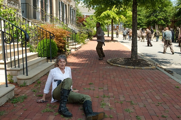 7. Убегая, ваш любимый(ая) упал и сломал лодыжку. И тут из подворотни на вас двинулся зомби.. Ваши действия?