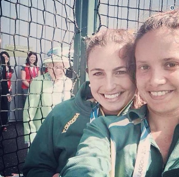 10. Ну, и наконец, английская королева Елизавета II, которая подкрадывается, как непослушная фея: